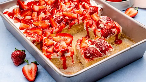 Fantakuchen mit Erdbeeren, angeschnitten in einer Auflaufform aus Metall - Foto: ShowHeroes für LECKER @ Bauer Media Group Fantakuchen mit Erdbeeren, angeschnitten in einer Auflaufform aus Metall - Foto: ShowHeroes für LECKER @ Bauer Media Group