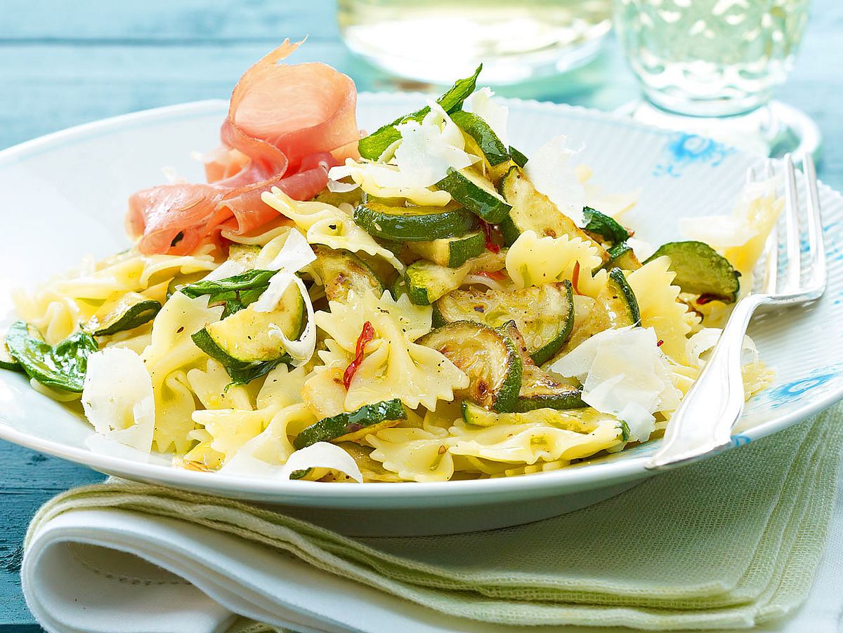 Farfalle aglio e olio mit Zucchini, Knoblauch und Parmaschinken Rezept