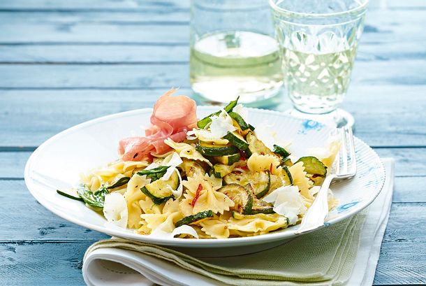 Farfalle aglio e olio mit Zucchini und Parmaschinken Rezept Farfalle aglio e olio mit Zucchini und Parmaschinken Rezept