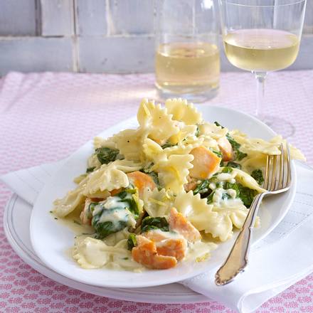 Farfalle mit gebratenem Lachs und Zitronen-Rahmspinat Rezept Farfalle mit gebratenem Lachs und Zitronen-Rahmspinat Rezept