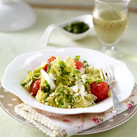 Farfalle mit geschmolzenen Tomaten und Bärlauch-Nuss-Pesto Rezept