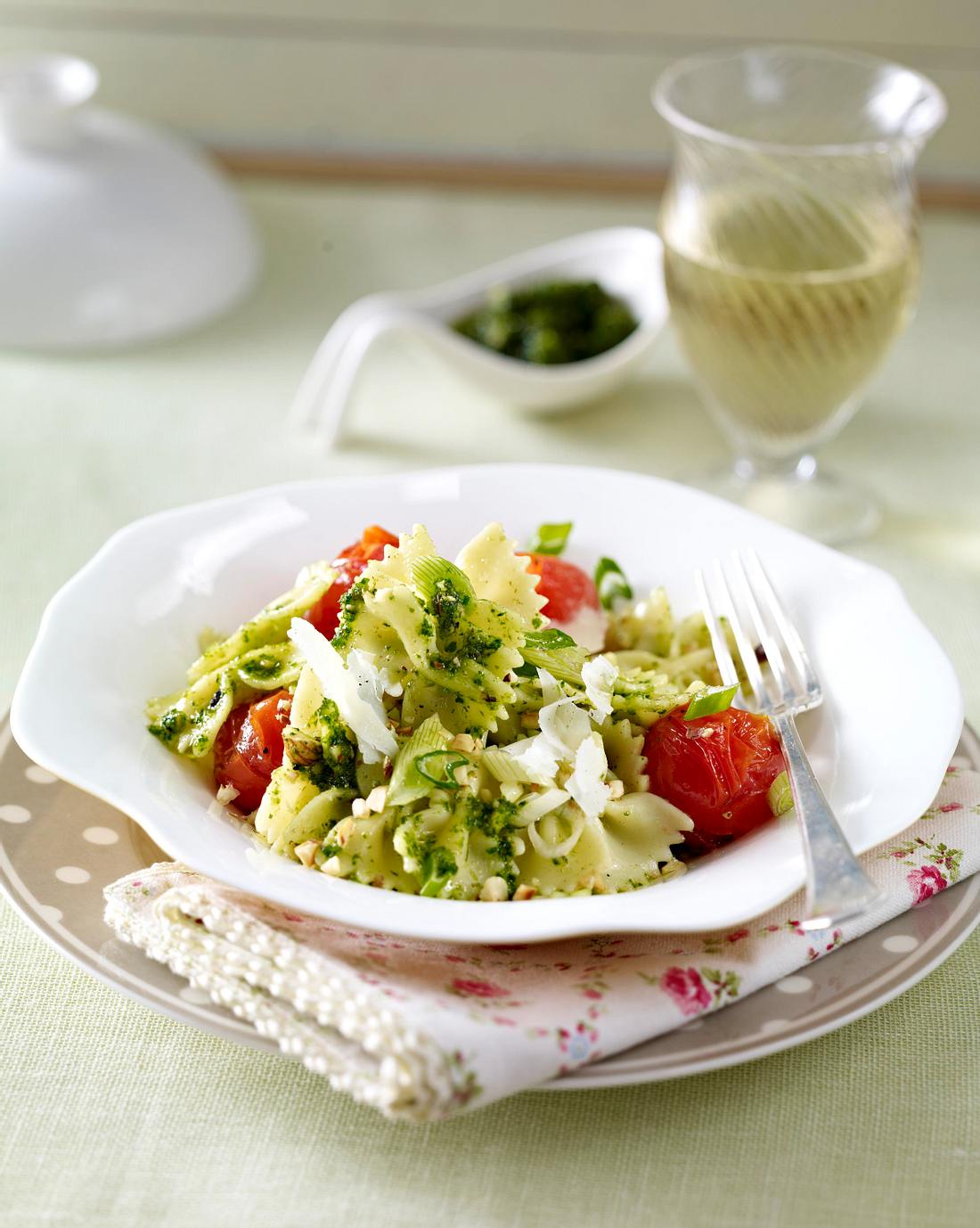 Farfalle mit geschmolzenen Tomaten und Bärlauch-Nuss-Pesto Rezept | LECKER