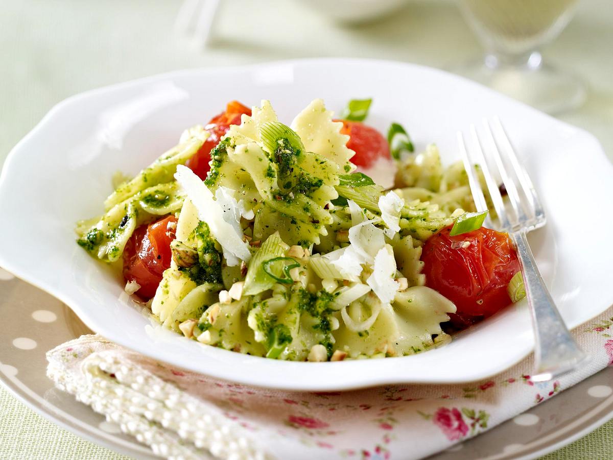 Farfalle mit geschmolzenen Tomaten und Bärlauch-Nuss-Pesto Rezept