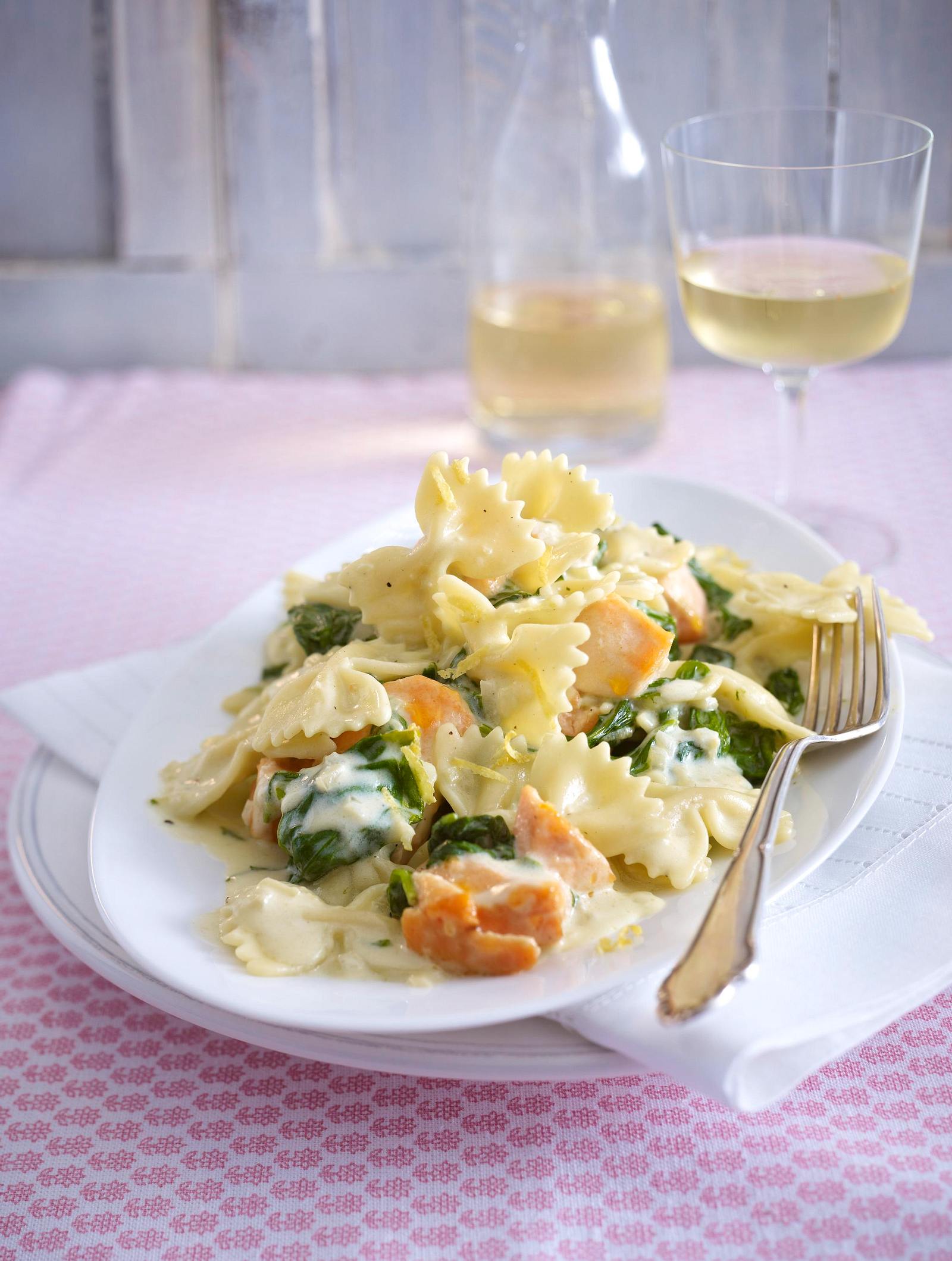 Farfalle mit Lachs-Zitronen-Soße Rezept | LECKER