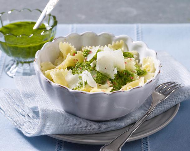 Farfalle mit Mandel-Pesto Rezept Farfalle mit Mandel-Pesto Rezept