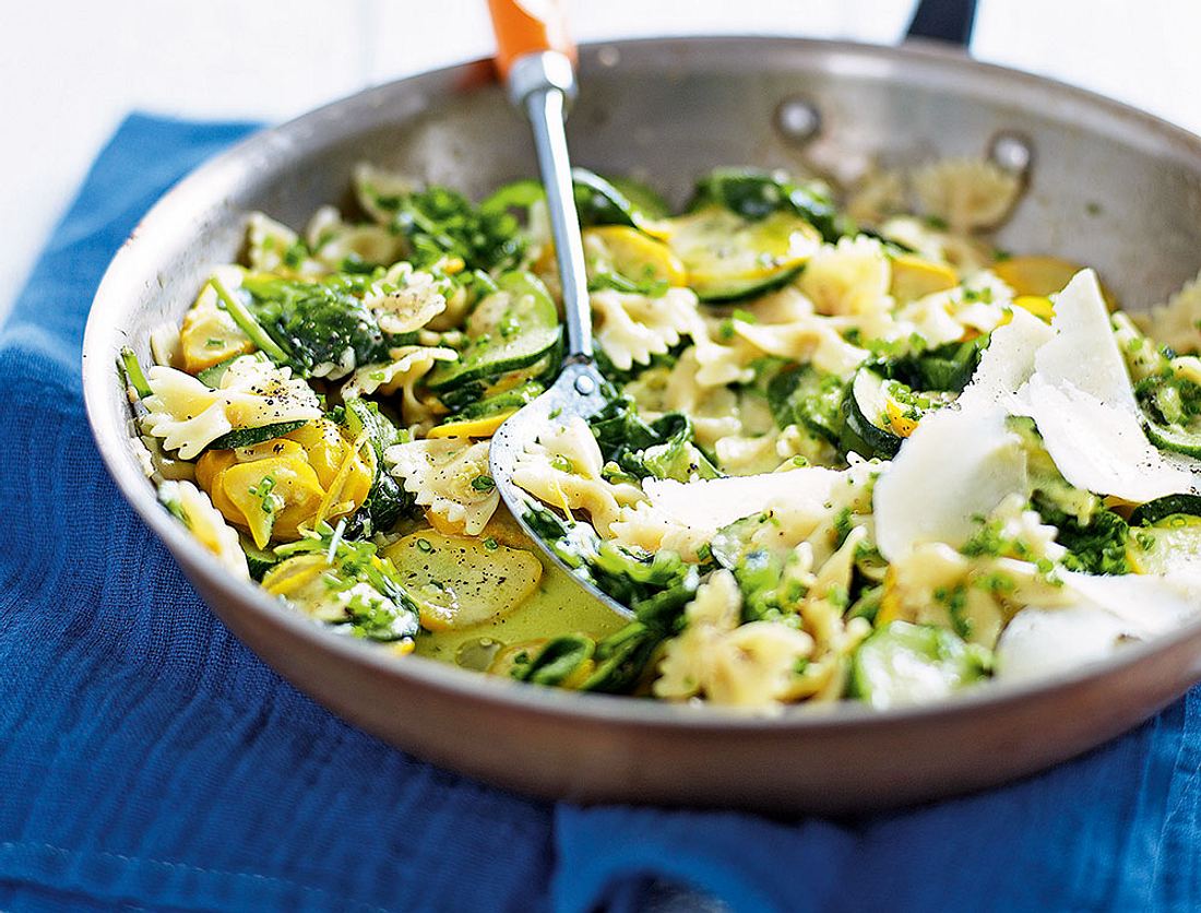 Farfalle mit Zitronenzucchini und Bärlauch Rezept | LECKER