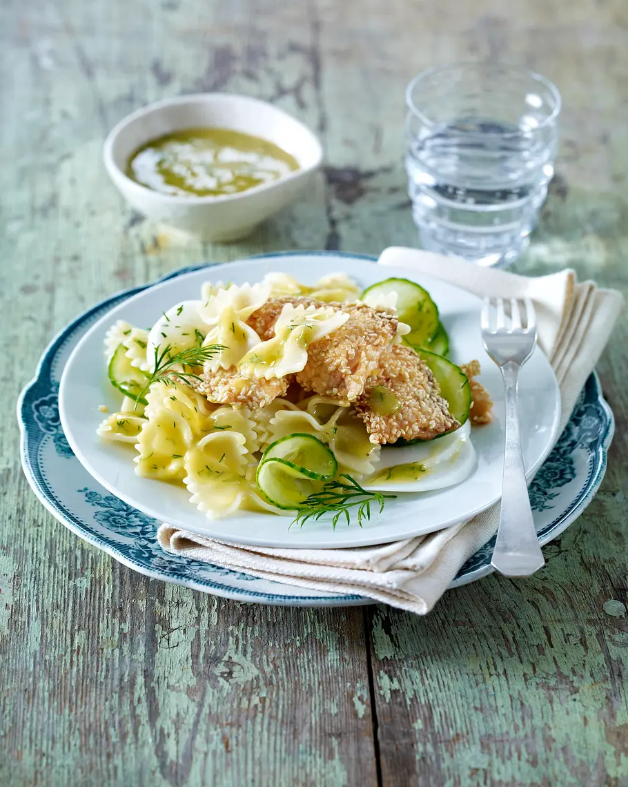 Farfalle-Salat mit Sesamlachs, Mairübchen, Gurke und Honig-Senf-Vinaigrette Rezept Farfalle-Salat mit Sesamlachs, Mairübchen, Gurke und Honig-Senf-Vinaigrette Rezept