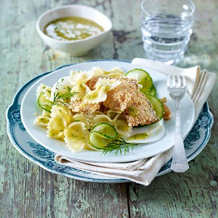 Farfalle-Salat mit Sesamlachs, Mairübchen, Gurke und Honig-Senf-Vinaigrette Rezept Farfalle-Salat mit Sesamlachs, Mairübchen, Gurke und Honig-Senf-Vinaigrette Rezept
