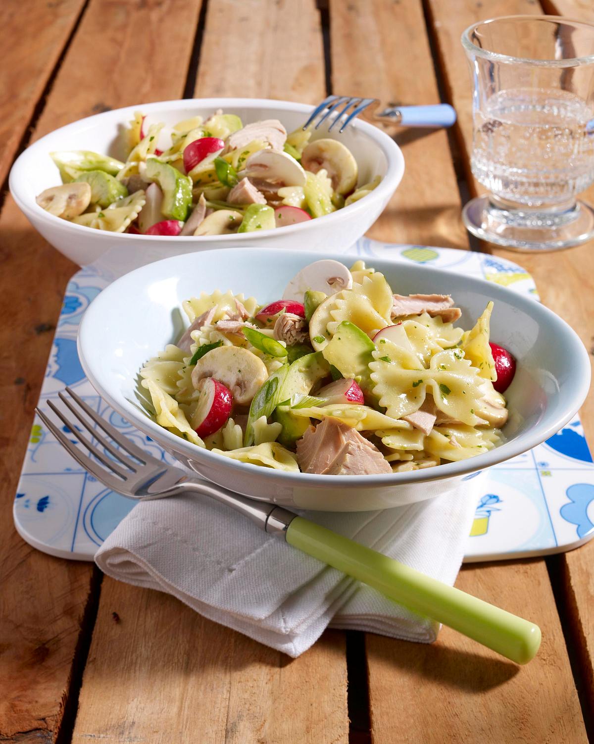 Farfalle-Thunfisch-Salat mit Avocado Rezept