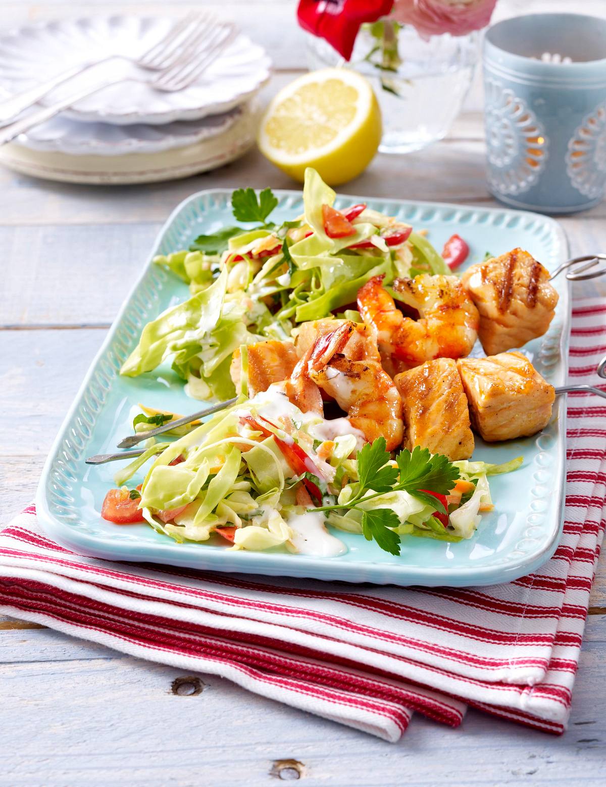 Farmersalat mit gegrillten Lachsspießen Rezept