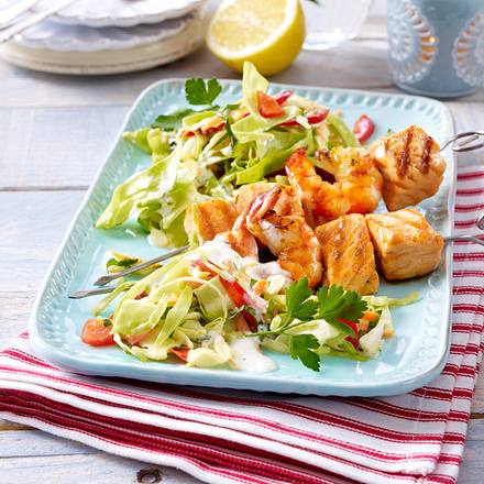 Farmersalat mit gegrillten Lachsspießen Rezept Farmersalat mit gegrillten Lachsspießen Rezept