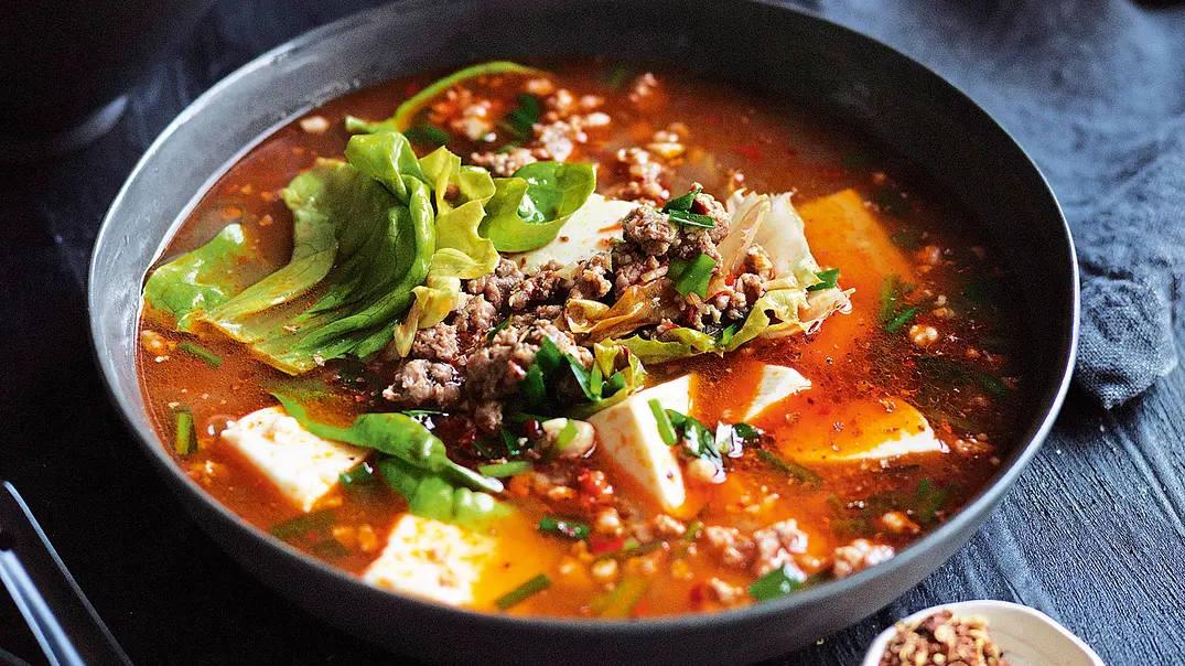 Fatburner-Bowl mit Hack und Seidentofu Rezept - Foto: LECKER @ Bauer Media Group Fatburner-Bowl mit Hack und Seidentofu Rezept - Foto: LECKER @ Bauer Media Group