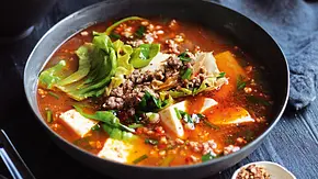 Fatburner-Bowl mit Hack und Seidentofu Rezept - Foto: LECKER @ Bauer Media Group Fatburner-Bowl mit Hack und Seidentofu Rezept - Foto: LECKER @ Bauer Media Group