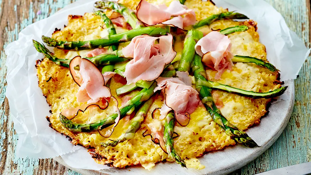 Feel-good-Pizza mit Blumenkohlboden Rezept - Foto: LECKER @ Bauer Media Group Feel-good-Pizza mit Blumenkohlboden Rezept - Foto: LECKER @ Bauer Media Group