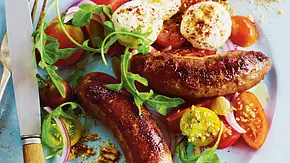 Feierabend-Grillbratwurst mit buntem Mozzarella-Tomatensalat Rezept - Foto: LECKER @ Bauer Media Group Feierabend-Grillbratwurst mit buntem Mozzarella-Tomatensalat Rezept - Foto: LECKER @ Bauer Media Group