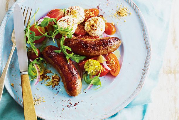 Feierabend-Grillbratwurst mit buntem Mozzarella-Tomatensalat Rezept