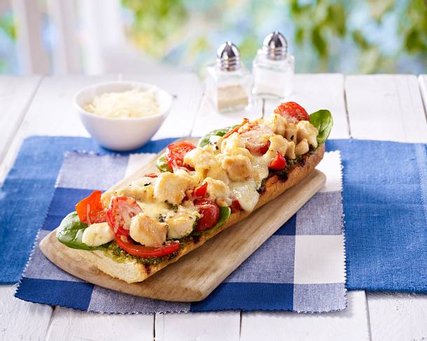 Feierabendbaguette mit Pestohähnchen Rezept Feierabendbaguette mit Pestohähnchen Rezept