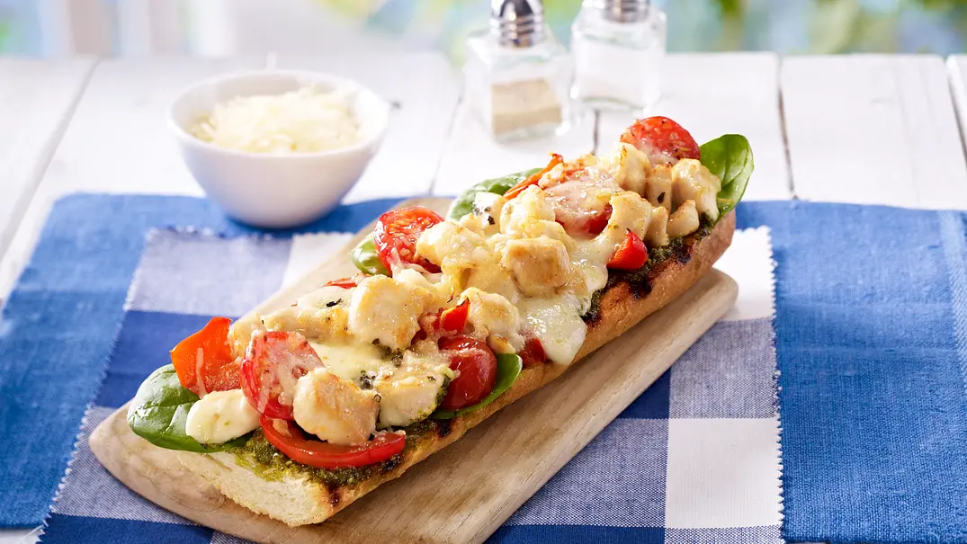Feierabendbaguette mit Pestohähnchen Rezept - Foto: LECKER @ Bauer Media Group Feierabendbaguette mit Pestohähnchen Rezept - Foto: LECKER @ Bauer Media Group