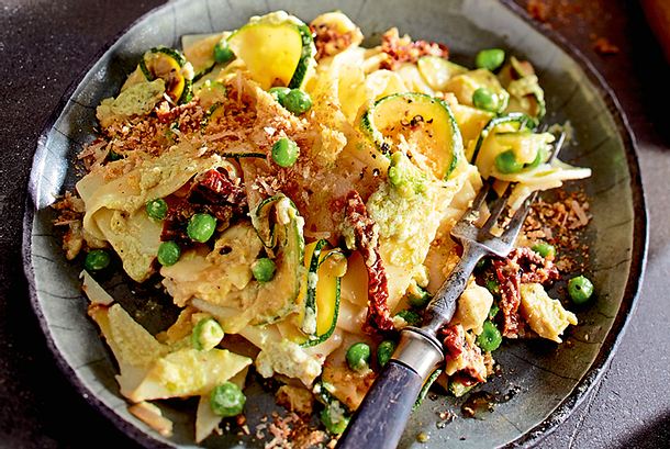 Feierabendnudel in Zucchini-Ricotta-Sauce