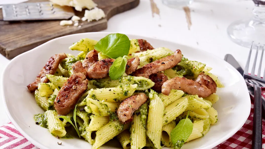 Feierabendpenne mit Pesto und Salsicce Rezept - Foto: LECKER @ Bauer Media Group Feierabendpenne mit Pesto und Salsicce Rezept - Foto: LECKER @ Bauer Media Group