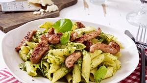 Feierabendpenne mit Pesto und Salsicce Rezept - Foto: House of Food / Bauer Food Experts KG