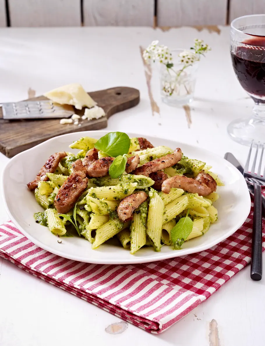 Feierabendpenne mit Pesto und Salsicce Rezept Feierabendpenne mit Pesto und Salsicce Rezept
