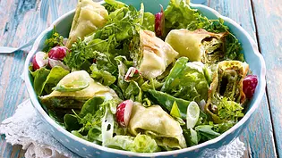 Feierabendsalat mit Maultaschen Rezept - Foto: LECKER @ Bauer Media Group