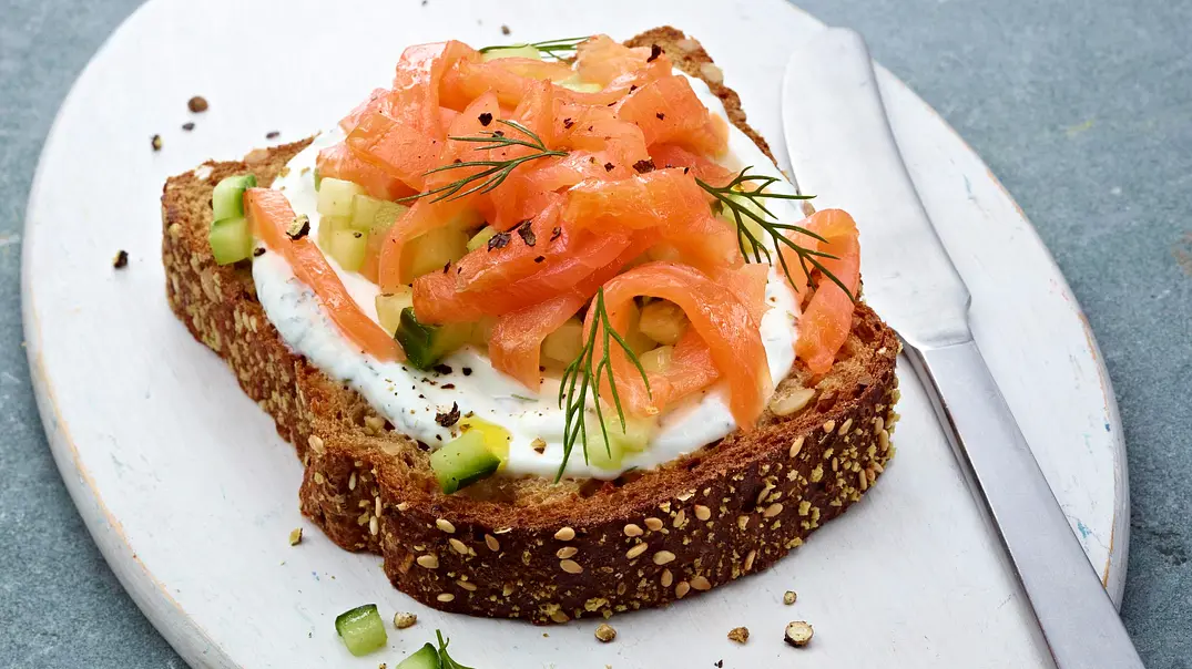 Feierabendschnitte mit Gurken-Dill-Quark Rezept - Foto: LECKER @ Bauer Media Group Feierabendschnitte mit Gurken-Dill-Quark Rezept - Foto: LECKER @ Bauer Media Group