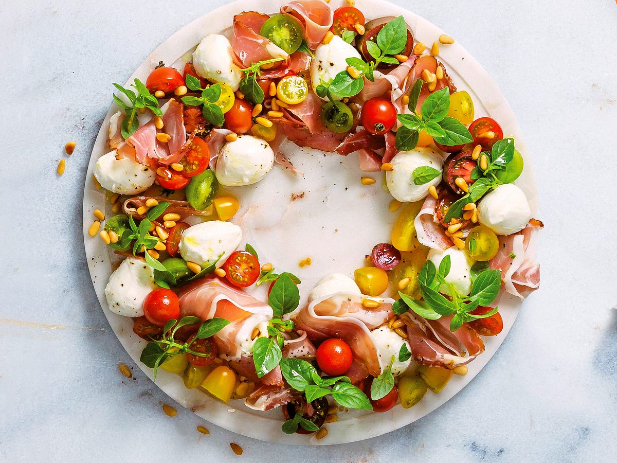 Feierliche Caprese mit Prosciutto