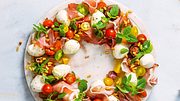 Feierliche Caprese mit Prosciutto - Foto: StockFood / Great Stock!