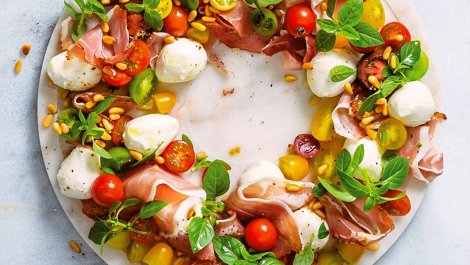 Feierliche Caprese mit Prosciutto - Foto: StockFood / Great Stock!