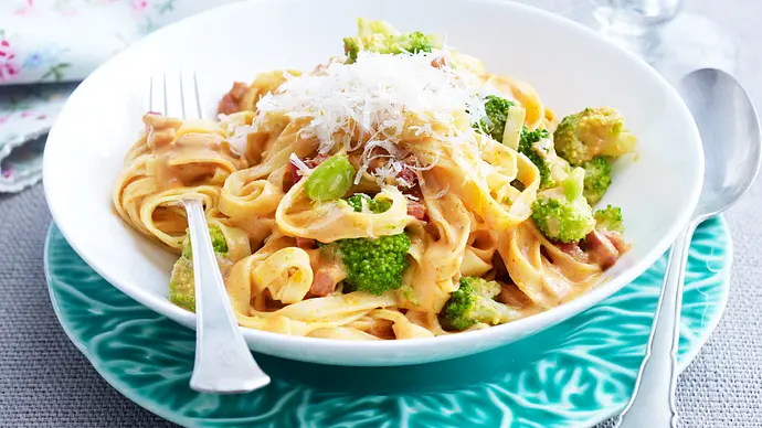 Feine Bandnudeln mit Brokkoli, Speck und Rahmsoße Rezept - Foto: LECKER @ Bauer Media Group