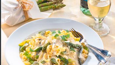 Feine Bandnudeln mit Gorgonzola-Sahne und Spargel Rezept - Foto: LECKER @ Bauer Media Group