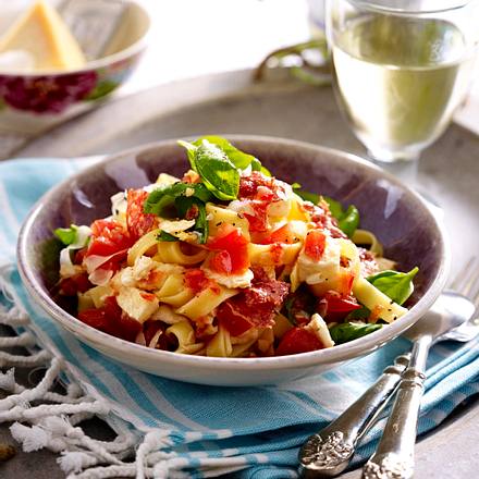 Feine Bandnudeln mit Tomaten-Mozzarella-Soße und Fenchel-Salami Rezept Feine Bandnudeln mit Tomaten-Mozzarella-Soße und Fenchel-Salami Rezept