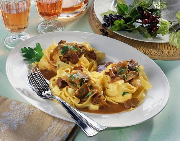 Feine Bandnudeln zu Jäger-Filetspitzen-Rahm Rezept Feine Bandnudeln zu Jäger-Filetspitzen-Rahm Rezept