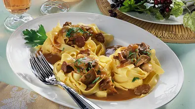 Feine Bandnudeln zu Jäger-Filetspitzen-Rahm Rezept - Foto: LECKER @ Bauer Media Group