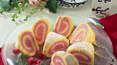 Feine Biskuitrolle mit Joghurt-Himbeerfüllung Rezept - Foto: LECKER @ Bauer Media Group