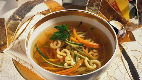 Feine Bouillon mit Gemüse Rezept - Foto: House of Food / Bauer Food Experts KG