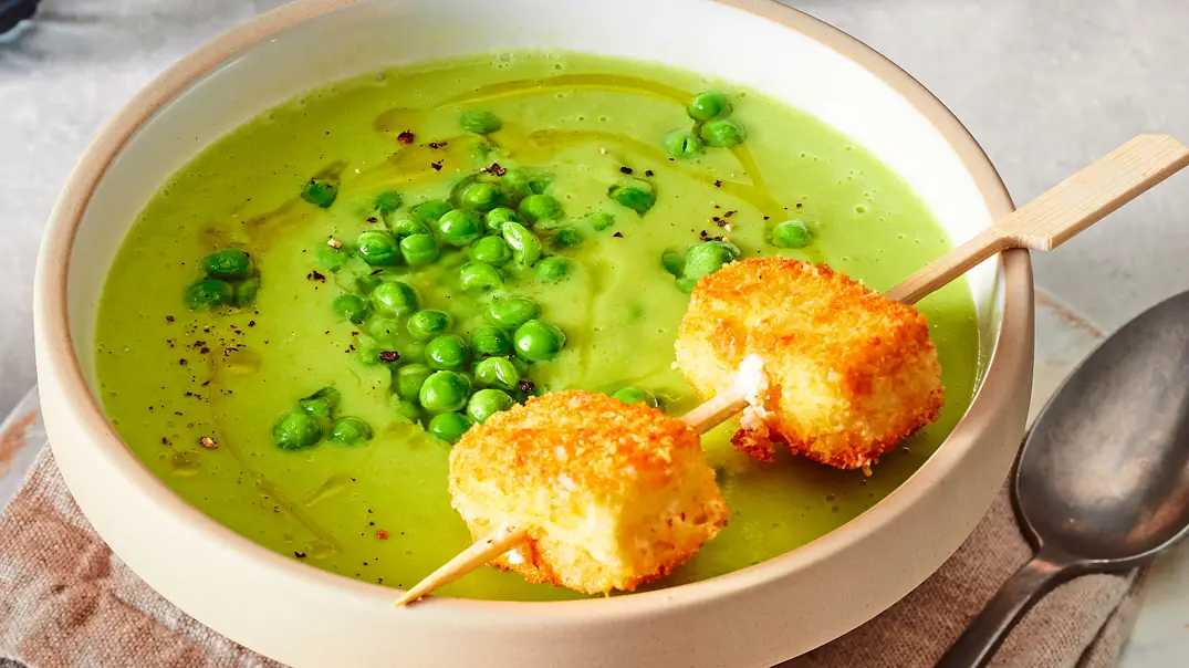 Feine Erbsensuppe mit Knusper-Feta Rezept - Foto: LECKER @ Bauer Media Group Feine Erbsensuppe mit Knusper-Feta Rezept - Foto: LECKER @ Bauer Media Group