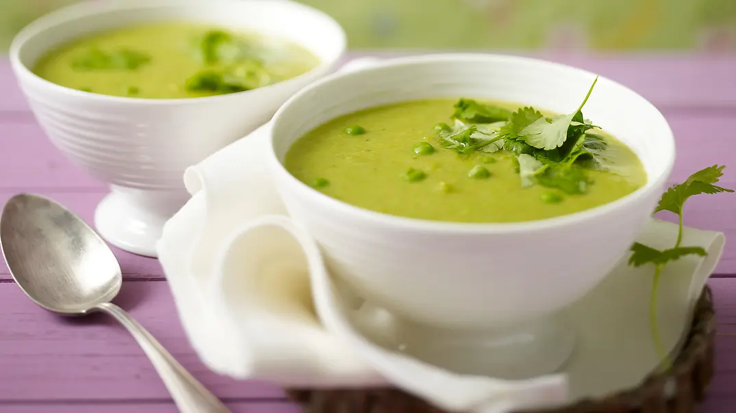 Feine Erbsensuppe mit Koriander Rezept - Foto: LECKER @ Bauer Media Group