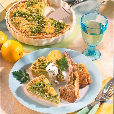 Feine Erbsentarte mit Kräuterlammkoteletts Rezept Feine Erbsentarte mit Kräuterlammkoteletts Rezept