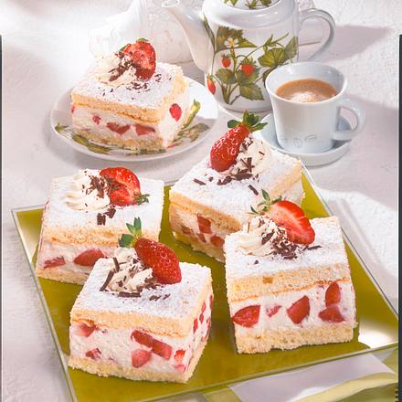 Feine Erdbeerschnitten vom Blech Rezept Feine Erdbeerschnitten vom Blech Rezept