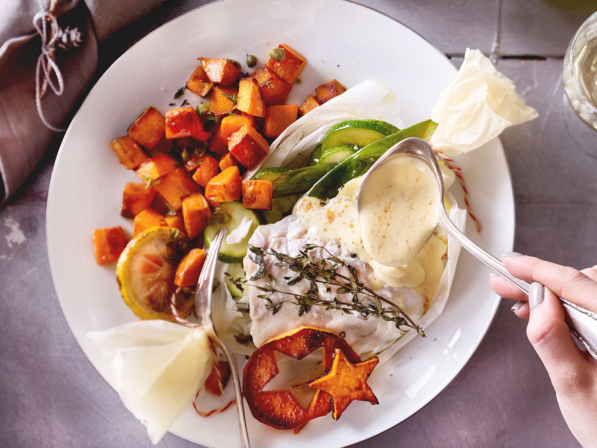 Hauptgang: Feine Fischpäckchen mit gebratenen Süßkartoffeln