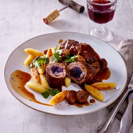 Feine Kalbs-Rotkohlroulade mit Schupfnudeln Rezept Feine Kalbs-Rotkohlroulade mit Schupfnudeln Rezept