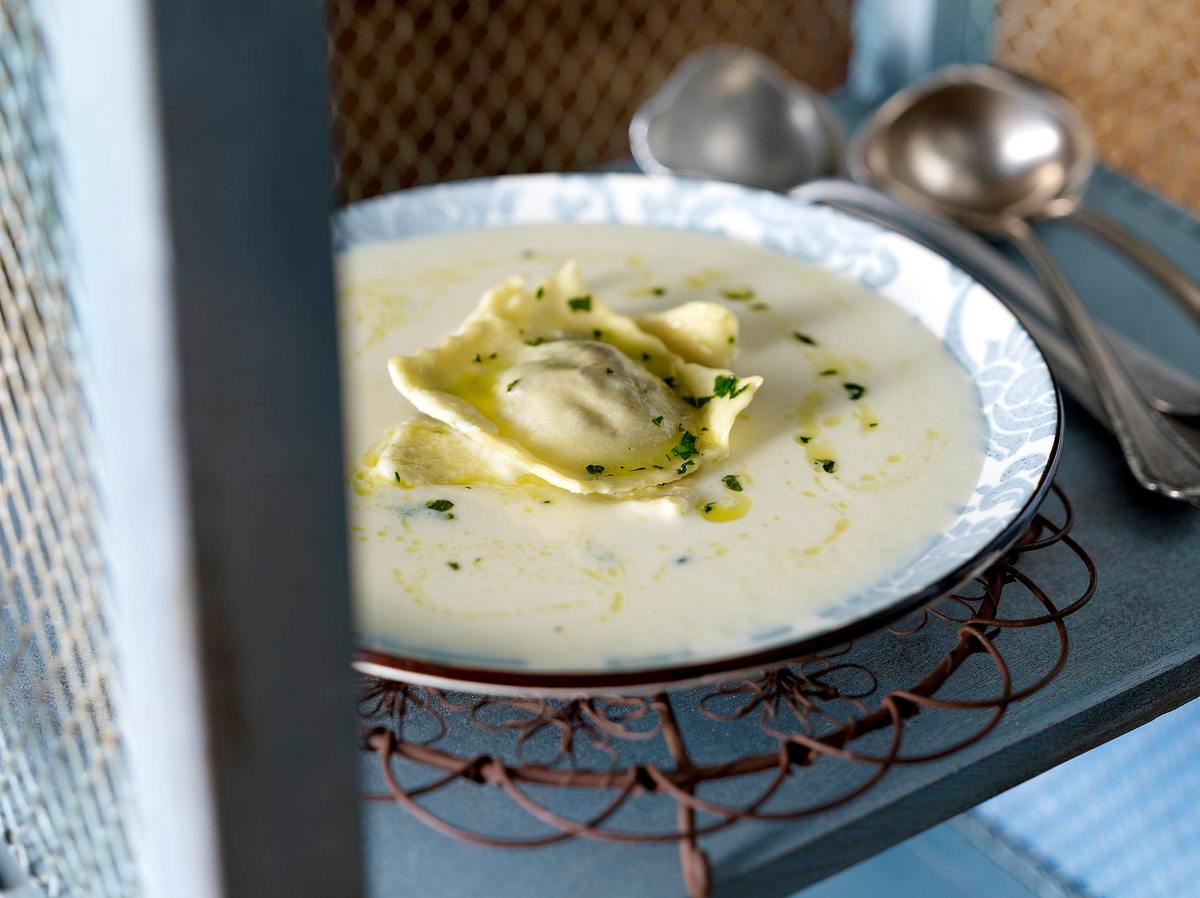 Feine Knollensellerie-Cremesuppe mit selbstgemachten Ravioli Rezept