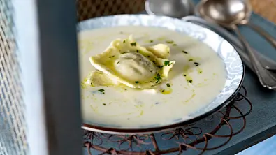 Feine Knollensellerie-Cremesuppe mit selbstgemachten Ravioli Rezept - Foto: LECKER @ Bauer Media Group Feine Knollensellerie-Cremesuppe mit selbstgemachten Ravioli Rezept - Foto: LECKER @ Bauer Media Group