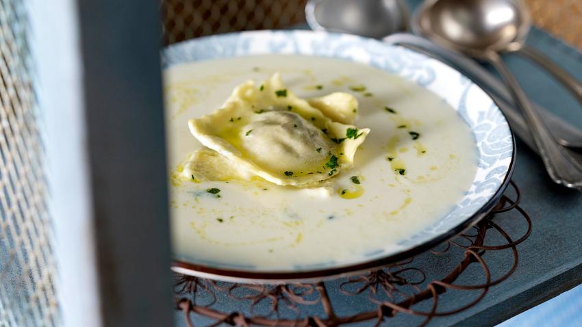 Feine Knollensellerie-Cremesuppe mit selbstgemachten Ravioli Rezept - Foto: House of Food / Bauer Food Experts KG