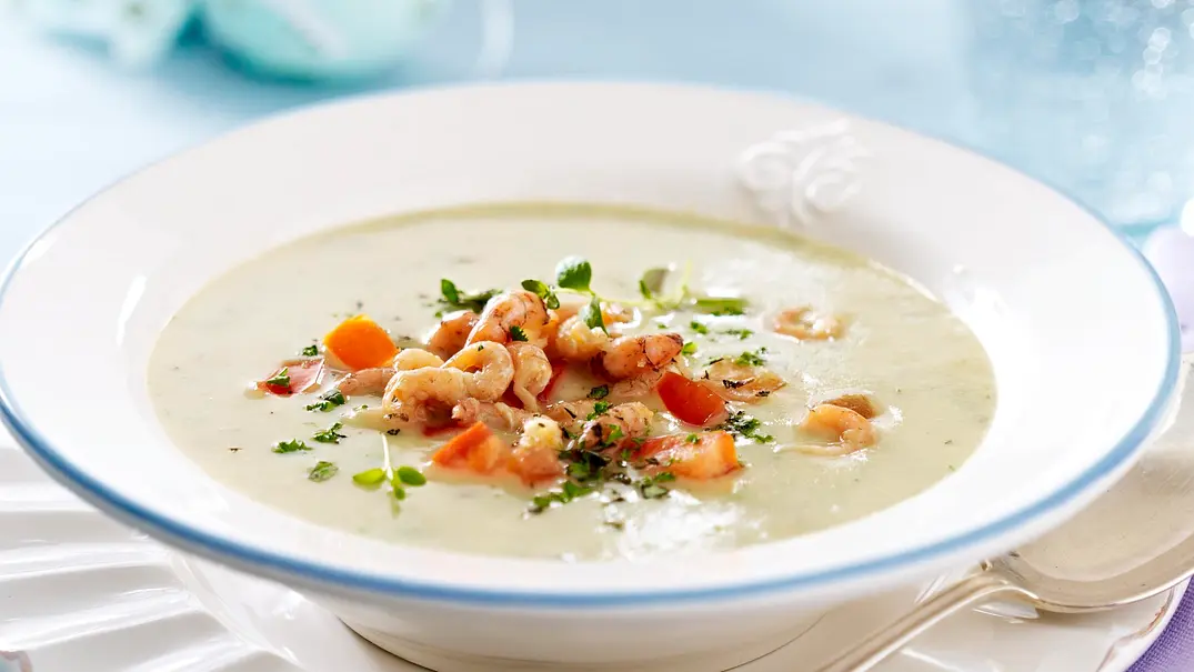 Feine Kräuter-Kartoffelcremesuppe mit Krabben und Tomaten Concassée Rezept - Foto: LECKER @ Bauer Media Group Feine Kräuter-Kartoffelcremesuppe mit Krabben und Tomaten Concassée Rezept - Foto: LECKER @ Bauer Media Group