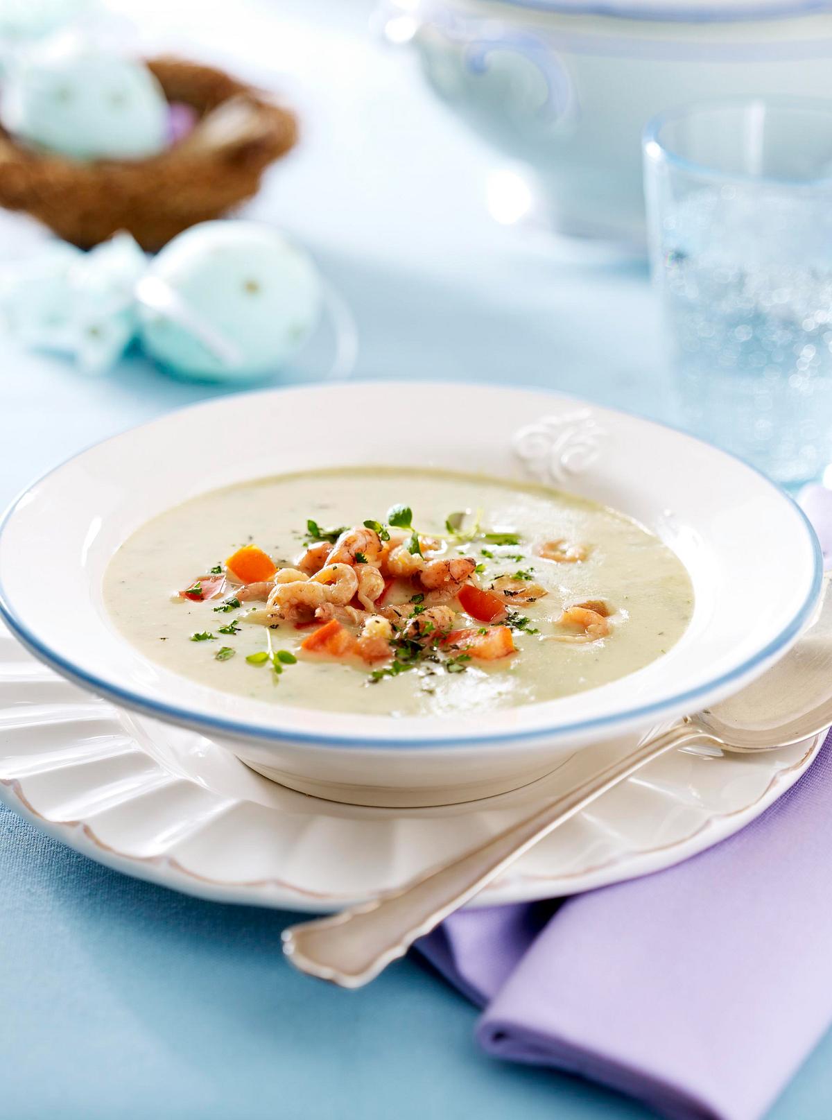 Feine Kräuter-Kartoffelcremesuppe mit Krabben und Tomaten Concassée Rezept