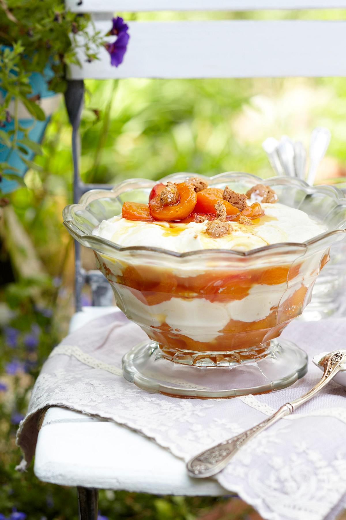 Feine Mascarpone-­Quark-Creme mit ­Karamellaprikosen Rezept